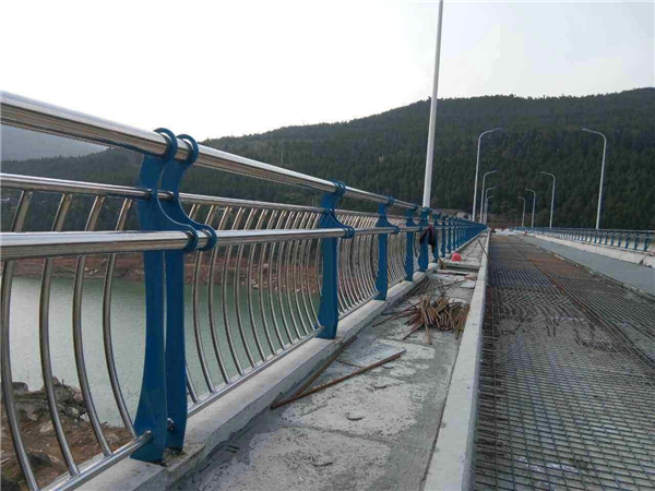深圳不锈钢桥梁护栏的特点及其在桥梁安全中的重要作用