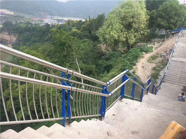 深圳不锈钢复合管护栏的特点与优势