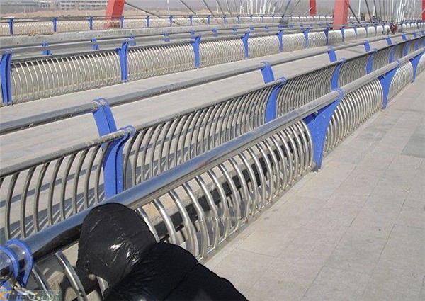 深圳不锈钢复合管护栏一种安全而耐用的防护解决方案
