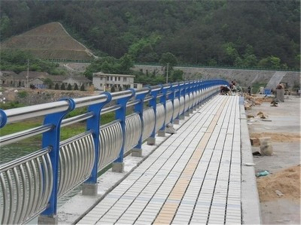 深圳不锈钢桥梁护栏的特性及其在现代建筑中的应用